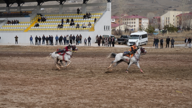 Bayburt'ta gelenek bozulmadı: Ramazan Bayramı ata sporu ciritle uğurlandı