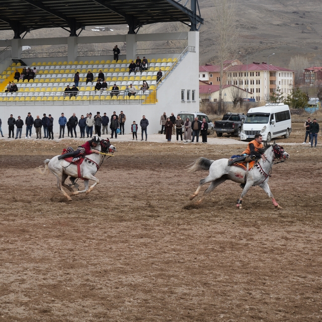 Bayburt'ta gelenek bozulmadı: Ramazan Bayramı ata sporu ciritle uğurlandı