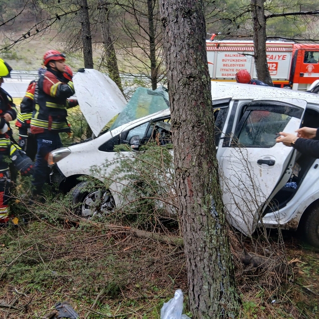 Balıkesir'de otomobil ormanlık alana uçtu: 2 yaralı