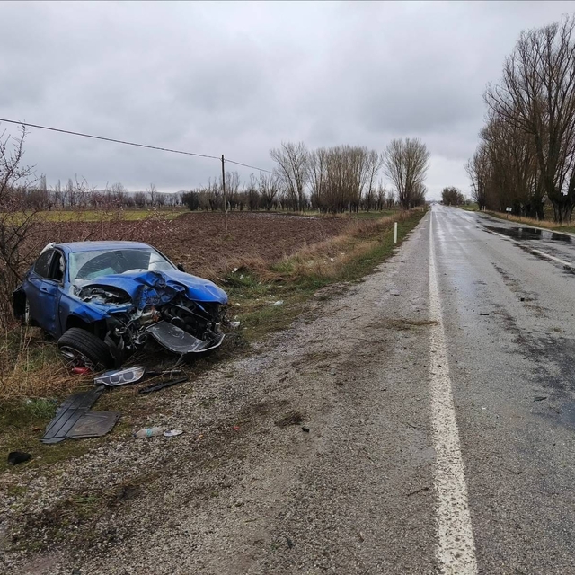 Afyonkarahisar'da ağaca çarpan otomobildeki 3 kişi yaralandı
