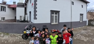Şehir şehir gezen motokurye bayramda çocuklara oyuncak dağıttı