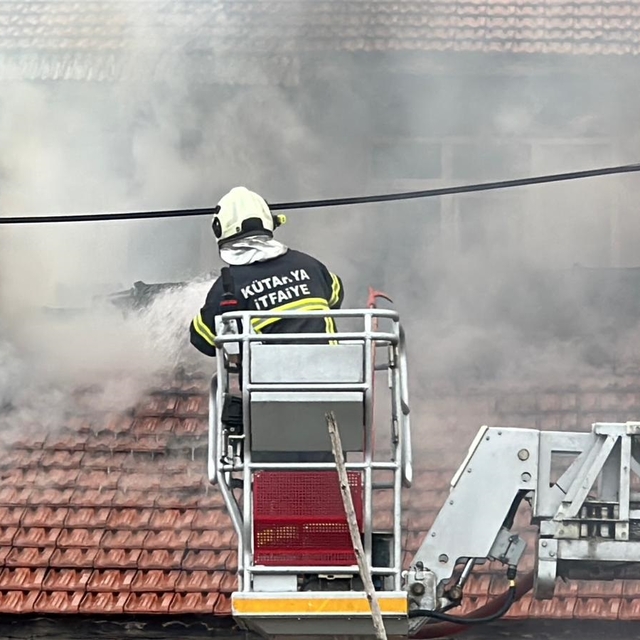 Evin çatısı yandı