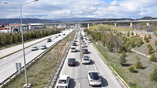 'Kilit kavşak' Kırıkkale'de bayram dönüşü yoğunluğu