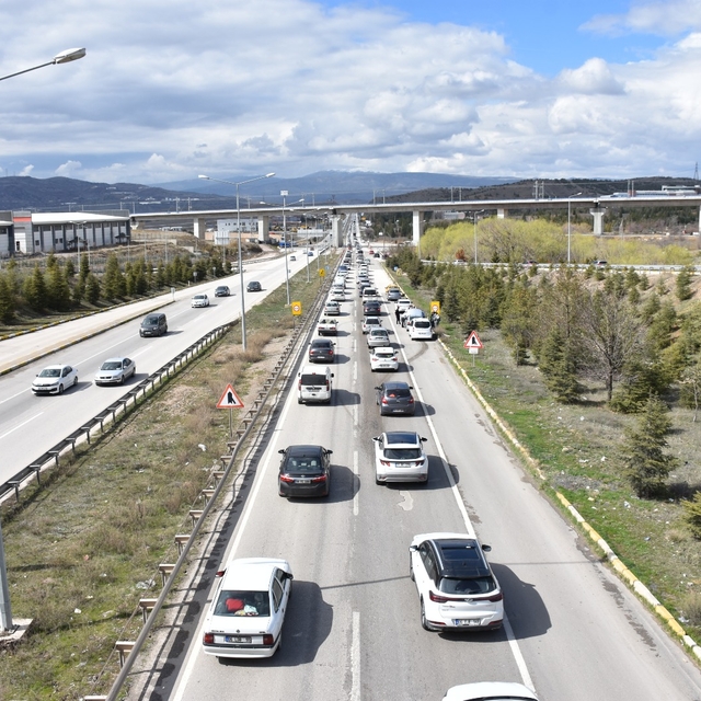 'Kilit kavşak' Kırıkkale'de bayram dönüşü yoğunluğu