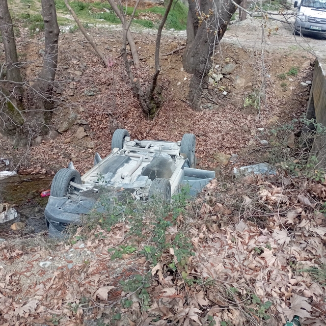 Otomobil dereye yuvarlandı: 5 yaralı