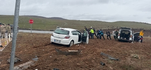 Bingöl’de hafif ticari araçla otomobil çarpıştı: 1’i ağır, 13 yaralı