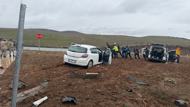 Bingöl'de hafif ticari araçla otomobil çarpıştı: 1'i ağır, 13 yaralı