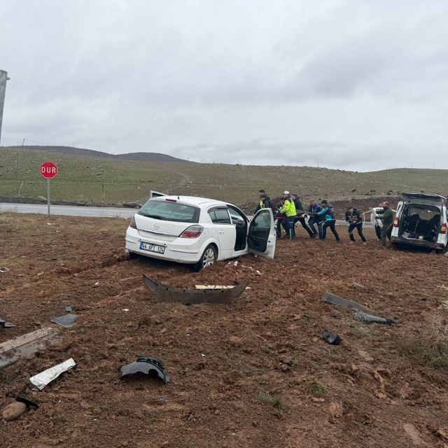 Bingöl'de hafif ticari araçla otomobil çarpıştı: 1'i ağır, 13 yaralı