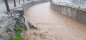 Şanlıurfa'da sağanak yağış cadde ve sokakları göle çevirdi Balıklıgöl'de su seviyesi yükseldi