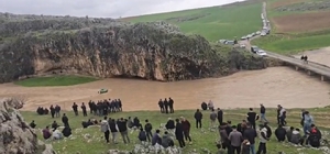 Sele kapılan traktördeki 4 kişi kurtarıldı