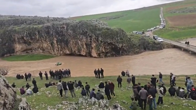 Sele kapılan traktördeki 4 kişi kurtarıldı