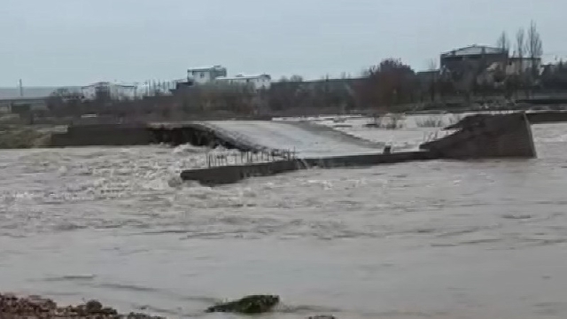 Diyarbakır'da sağanak sele neden oldu, köprü su altında kaldı