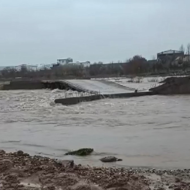 Diyarbakır'da sağanak sele neden oldu, köprü su altında kaldı
