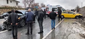 AK Parti konvoyunda kaza: 2 yaralı