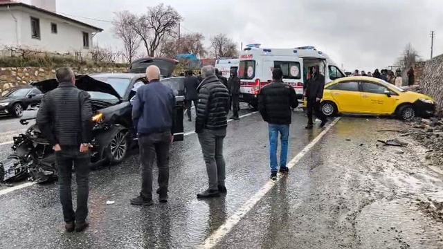 AK Parti konvoyunda kaza: 2 yaralı