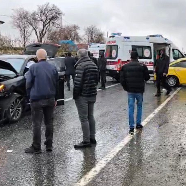 AK Parti konvoyunda kaza: 2 yaralı