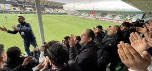 Vali Taşolar tribünde taraftarlarla omuz omuza tezahürat yaptı