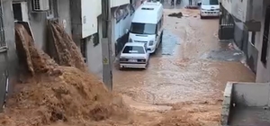 Şanlıurfa’da sağanak nedeniyle cadde ve sokaklar göle döndü