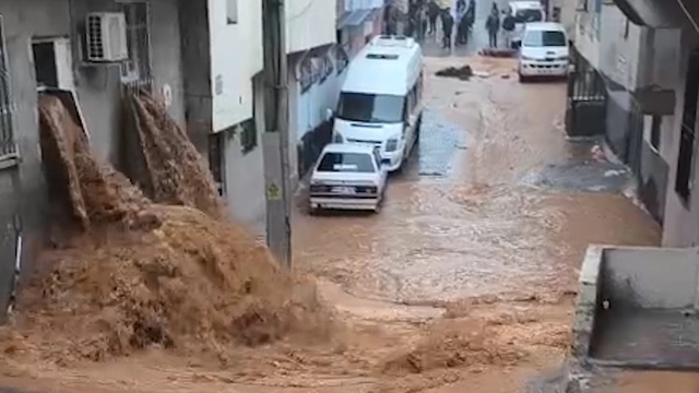 Şanlıurfa'da sağanak nedeniyle cadde ve sokaklar göle döndü