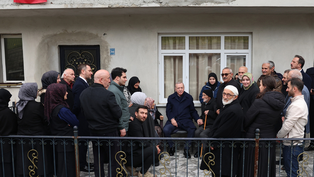 Cumhurbaşkanı Erdoğan, komşularıyla bayramlaştı