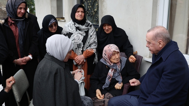 Cumhurbaşkanı Erdoğan, Rize'de komşularıyla bayramlaştı