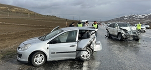 Sivas'ta 3 aracın karıştığı zincirleme kaza: 1 ölü, 5 yaralı