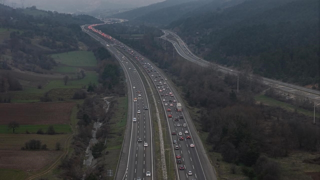 Bolu'da tatilcilerin dönüş yoğunluğu: Kilometrelerce araç kuyruğu oluştu