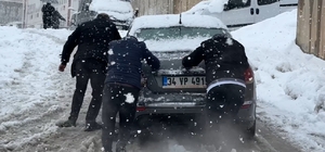 Yüksekova’da kar yağışı etkisini arttırdı, araçlar rampada mahsur kaldı