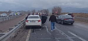 Karabük'te el freni çekilmeyen otomobilin karıştığı kazada 1 kişi öldü, 3 kişi yaralandı