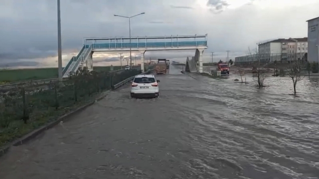Nusaybin'de sağanak; İpekyolu suyla doldu