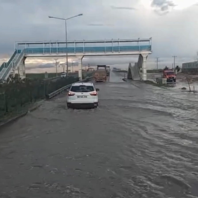 Nusaybin'de sağanak; İpekyolu suyla doldu