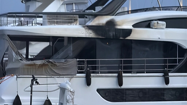 Bodrum'daki yat yangını sonrası temizlik ve enkaz kaldırma çalışması başlatıldı