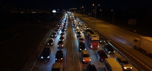 Bayram bitiyor, tatilciler mega kentlere akın ediyor: 43 ilin geçiş noktasında yoğun trafik