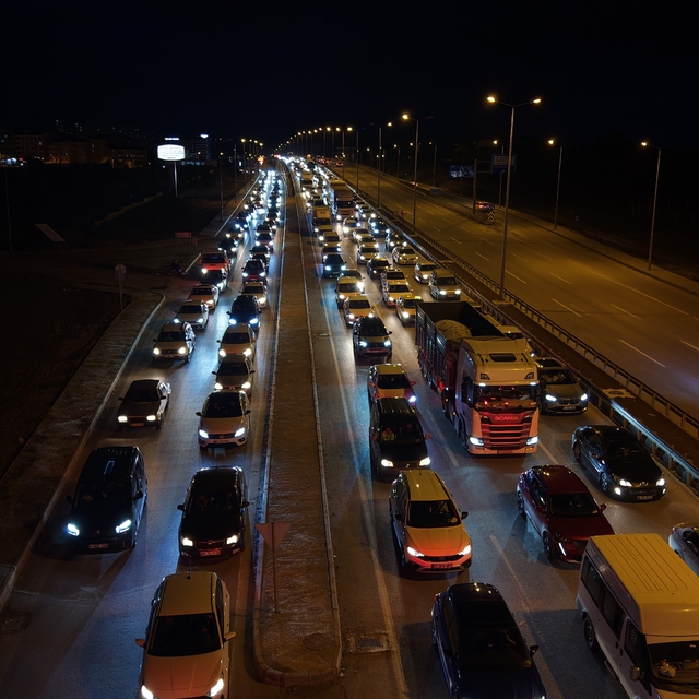 Bayram bitiyor, tatilciler mega kentlere akın ediyor: 43 ilin geçiş noktası...