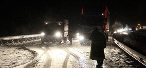 Kop Dağı Geçidi’nde kar ve tipi ulaşımı aksattı Kop Dağı’nda kar sürprizi: Bayram dönüşü yolda kalanlar oldu