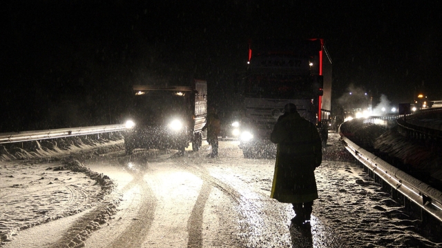 Kop Dağı Geçidi'nde kar ve tipi ulaşımı aksattı
Kop Dağı'nda kar sürprizi: Bayram dönüşü yolda kalanlar oldu
