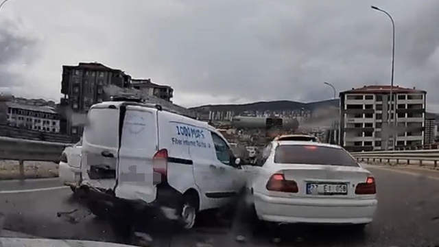 Kontrolden çıkan araç, önündeki 4 araca çarptı: O anlar kamerada