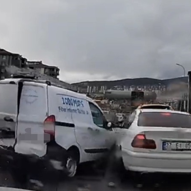 Kontrolden çıkan araç, önündeki 4 araca çarptı: O anlar kamerada