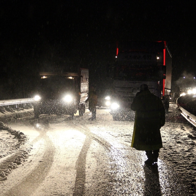 Kop Dağı Geçidi'nde kar ve tipi ulaşımı aksattı
Kop Dağı'nda kar sürprizi:...