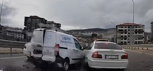 Kontrolden çıkan araç, önündeki 4 araca çarptı: O anlar kamerada
