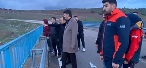 Debisi yükselen çayda traktörüyle yükselen mahsur kalan kişi kurtarıldı