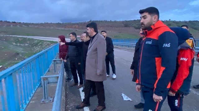 Debisi yükselen çayda traktörüyle yükselen mahsur kalan kişi kurtarıldı