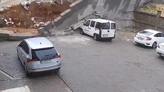 Şanlıurfa'da sağanak nedeniyle cadde ve sokaklar göle döndü (2)