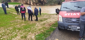 Sel suyuna kapılıp, mağaraya sığınan 4 çiftçi kurtarıldı