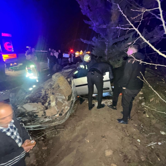 Adıyaman'da otomobil şarampole yuvarlandı: 2 yaralı