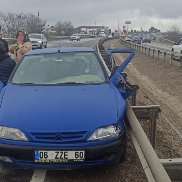 El freni çekilmediği için hareket eden otomobile, başka otomobil çarptı: 1...