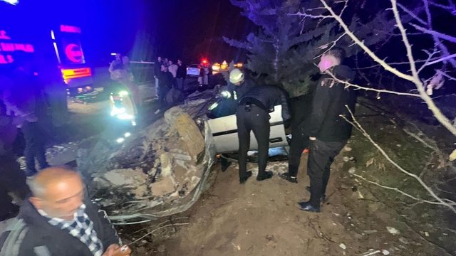 Adıyaman'da otomobil şarampole yuvarlandı: 2 yaralı