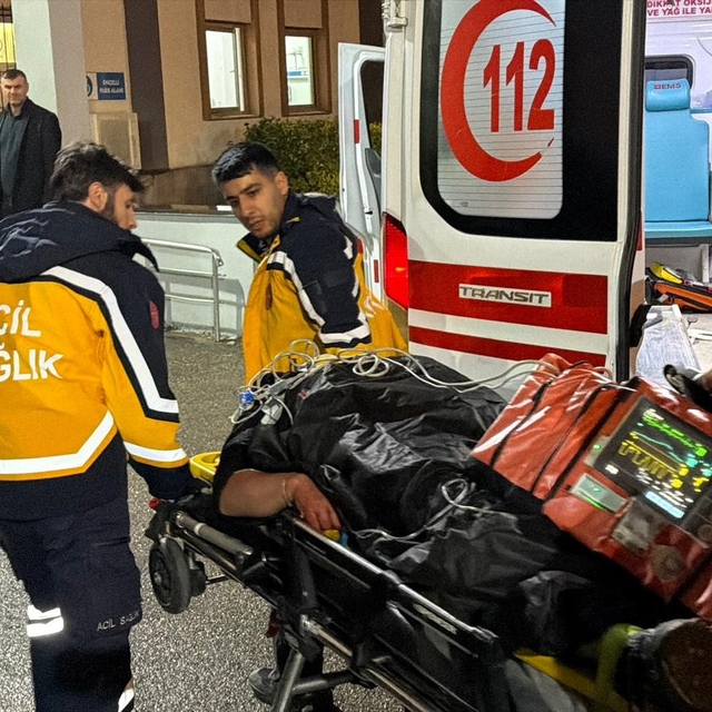 Otomobil uçuruma yuvarlandı: 1 ölü, 4 yaralı