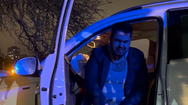 Tarlaya giren otomobil ağaca çarptı, sürücü gözyaşlarını tutamadı