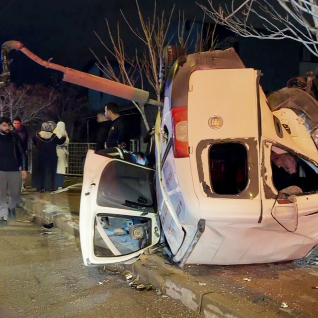 Aksaray'da hafif ticari araç takla attı: 2 ağır yaralı